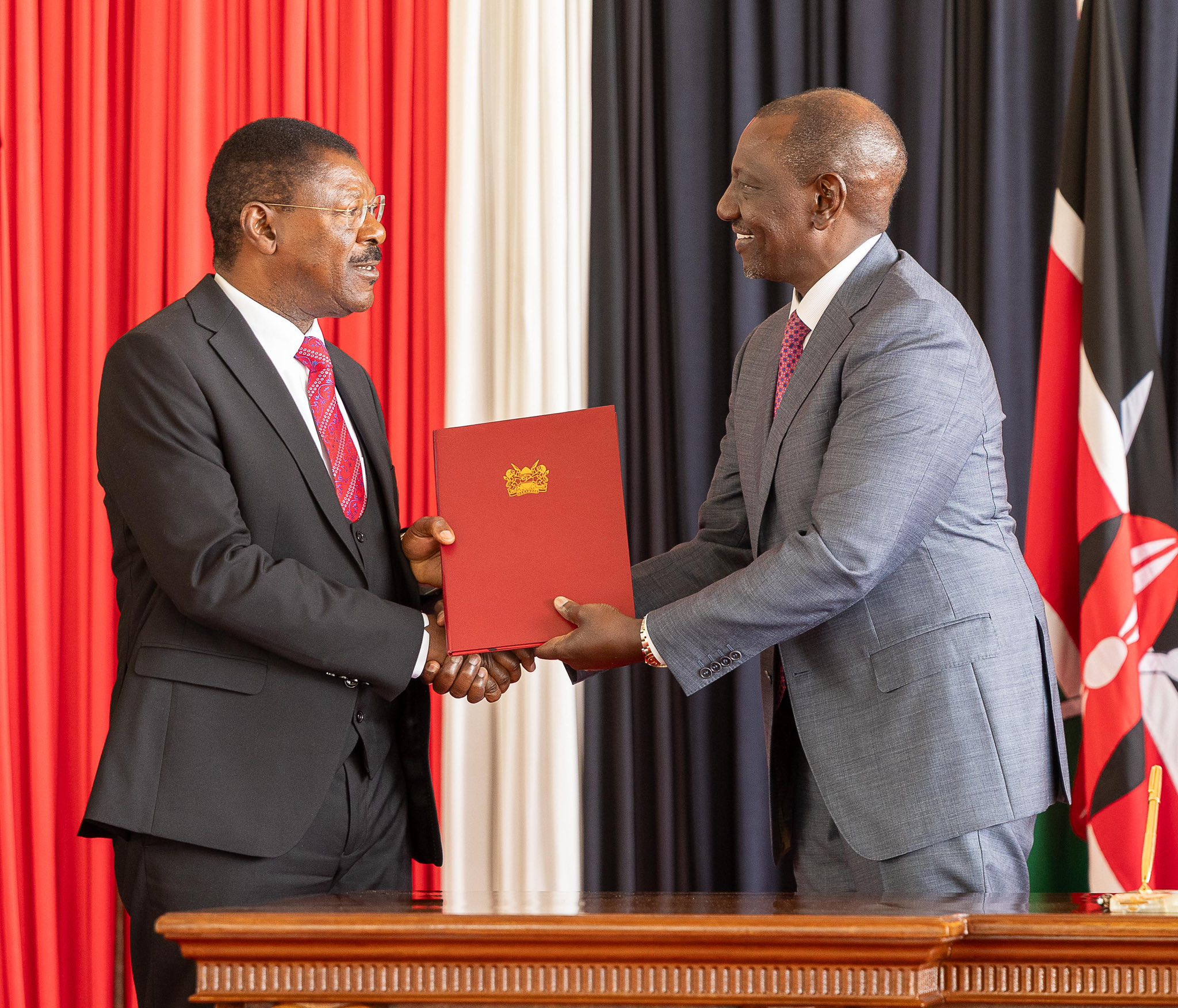 William Ruto and Moses Wetang'ua during the signing of a betting bill. Photo: William Ruto Source: Facebook
