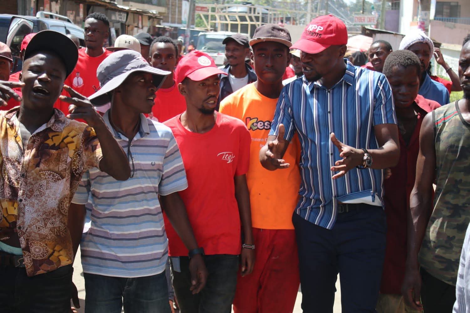 Geoffrey Ogutu interacts with Nairobians during a past event. Photo: Agnes Kagure Source: Facebook