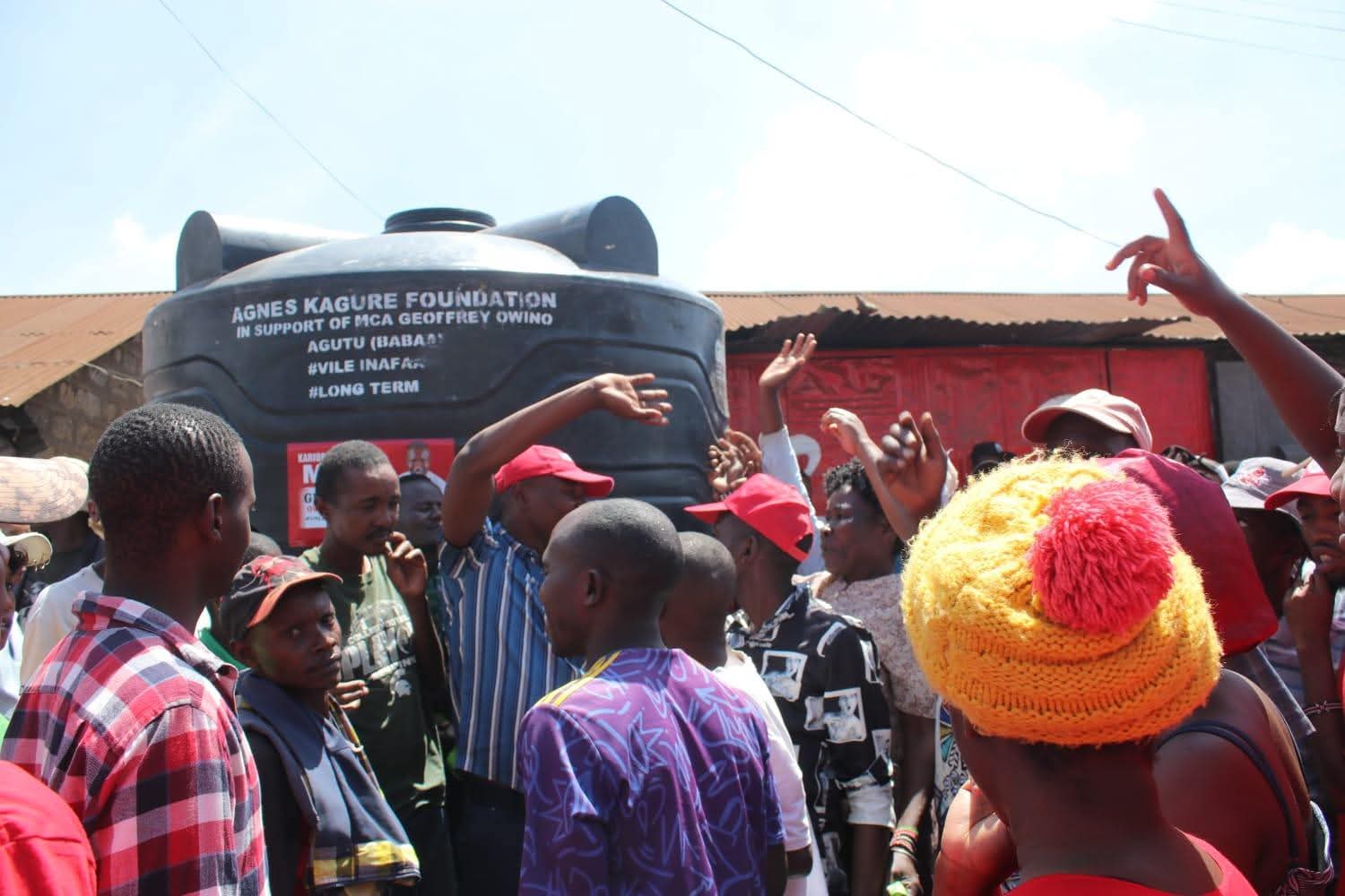 Geoffrey Ogutu interacts with Nairobians during a past event. Photo: Agnes Kagure Source: Facebook