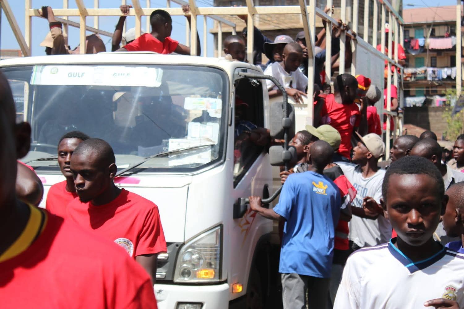 Geoffrey Ogutu interacts with Nairobians during a past event. Photo: Agnes Kagure Source: Facebook