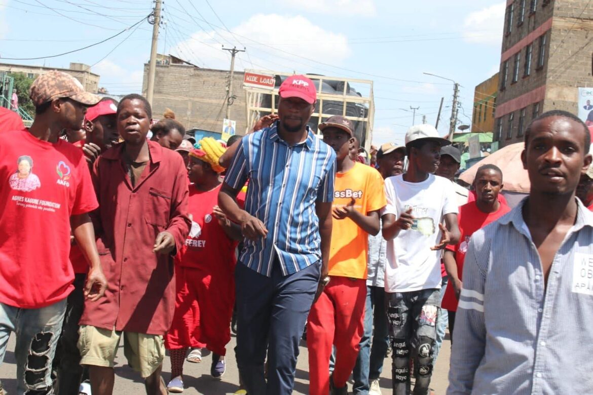 Geoffrey Ogutu interacts with Nairobians during a past event. Photo: Agnes Kagure Source: Facebook