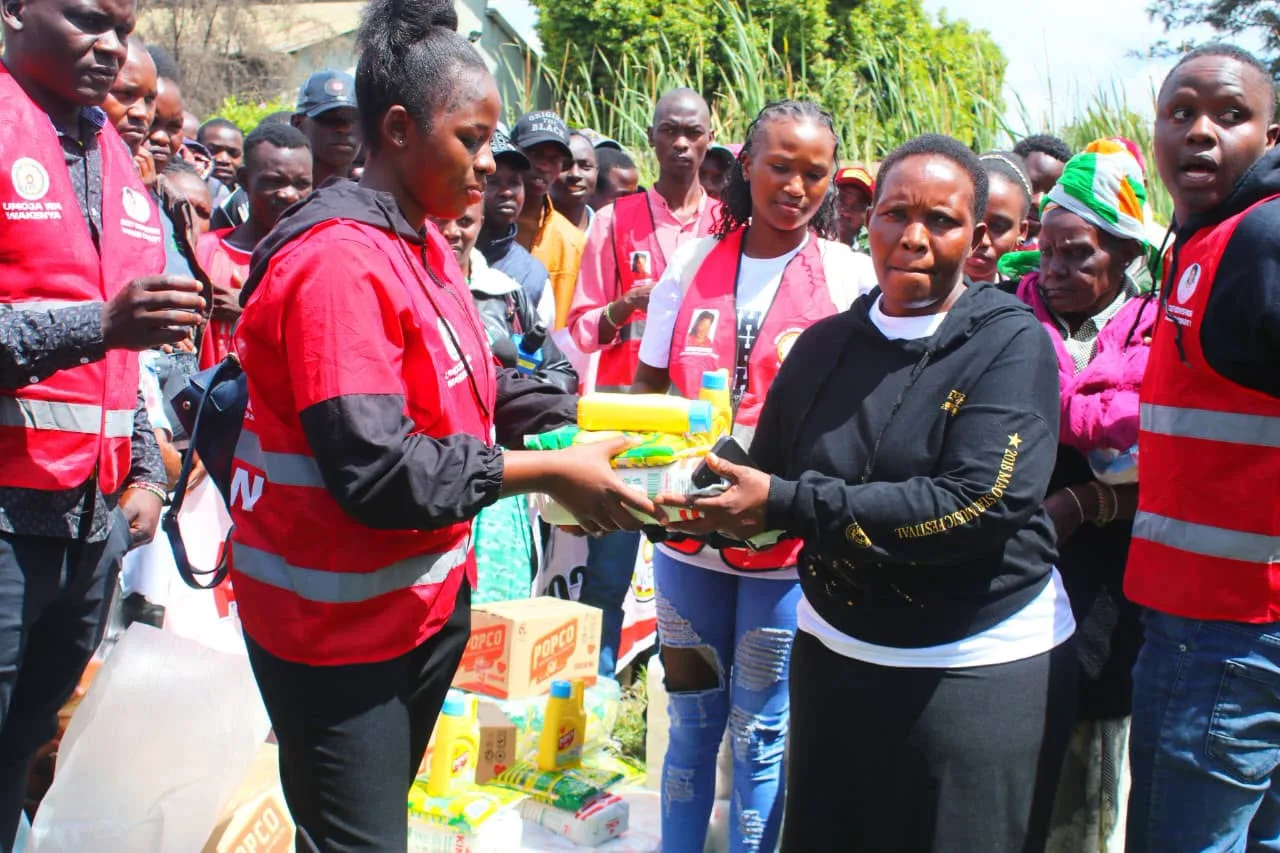 Agnes Kagure-led Mbogi ya Mama donates food to Landimawe families in Nairobi. Photo/@agneskagure/Facebook