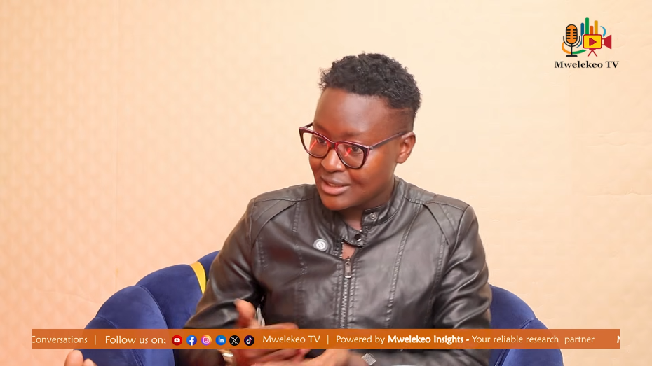 Mwelekeo TV host Fridah Mong'are interviews Inspekta Mwala. Photo/@MwelekeoKE/YouTube