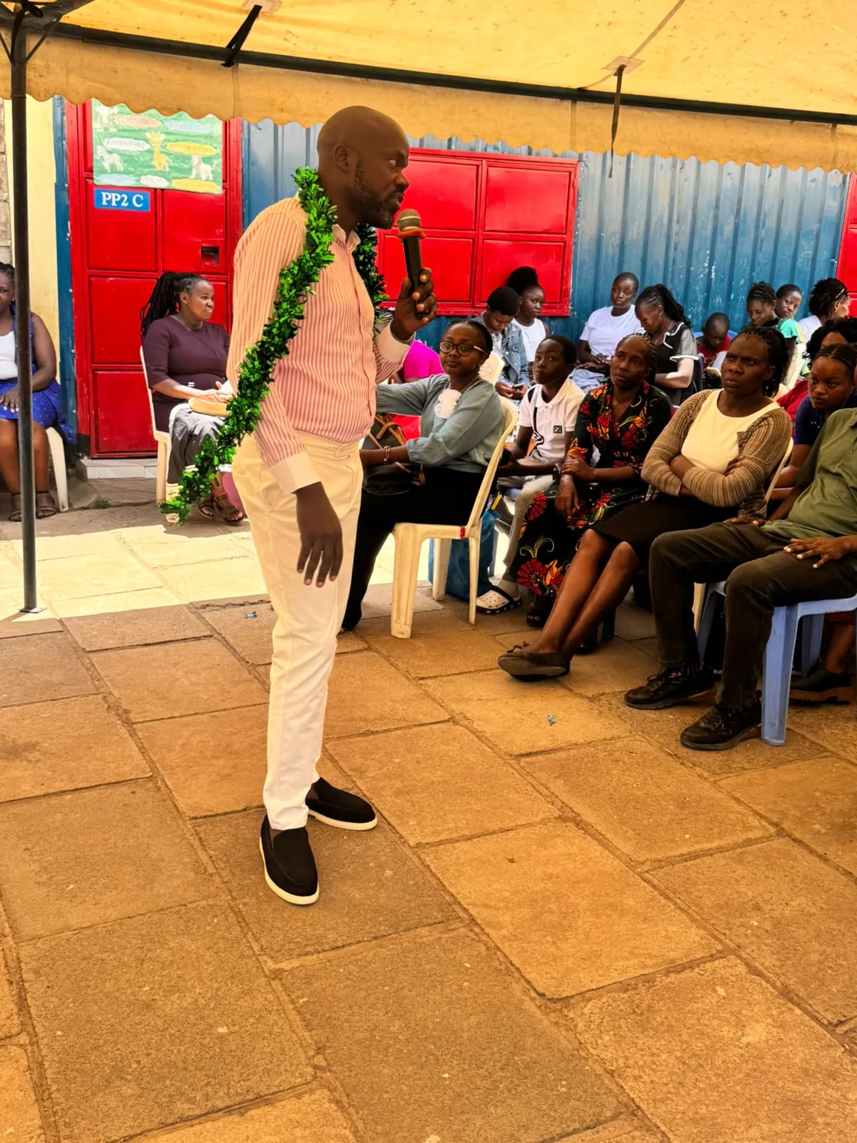 Makandara MP aspirant Geoffrey Wauna joins parents, students and teachers ahead of exams. Photo/https://web.facebook.com/geoffrey.wauna