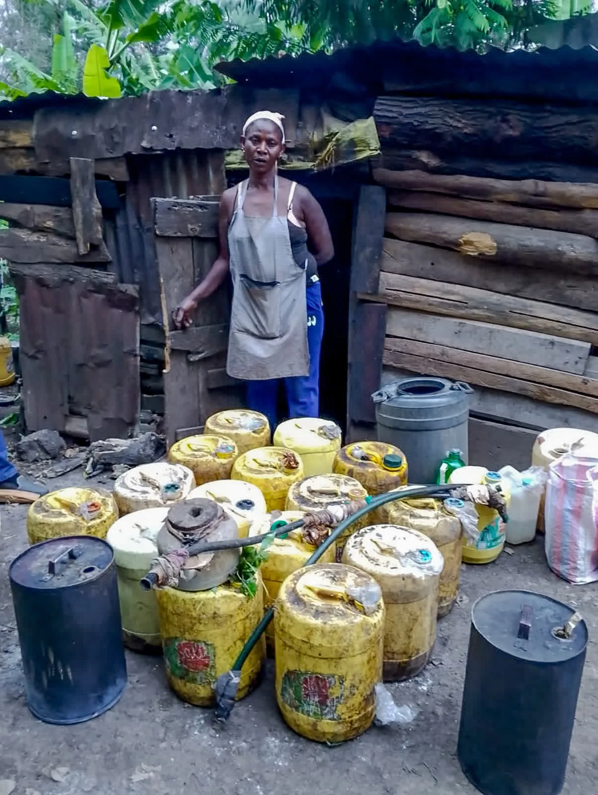 Police arrest a woman in Meru with illicit brew. Photo/https://x.com/NPSOfficial_KE